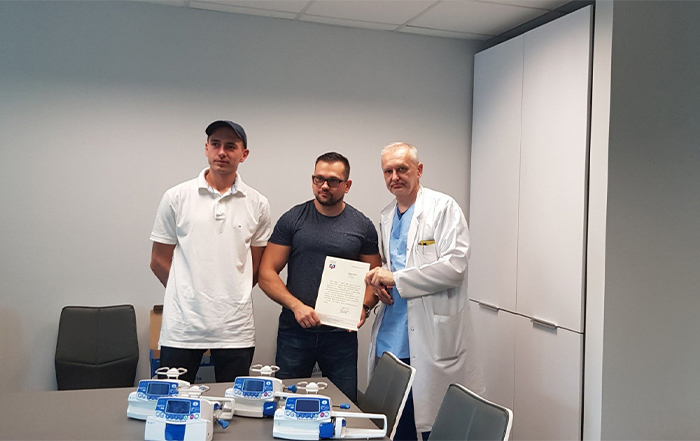 Zdjęcie Dyrekcji Szpitala z przedstawicielami Stowarzyszenia "Kibice Razem"